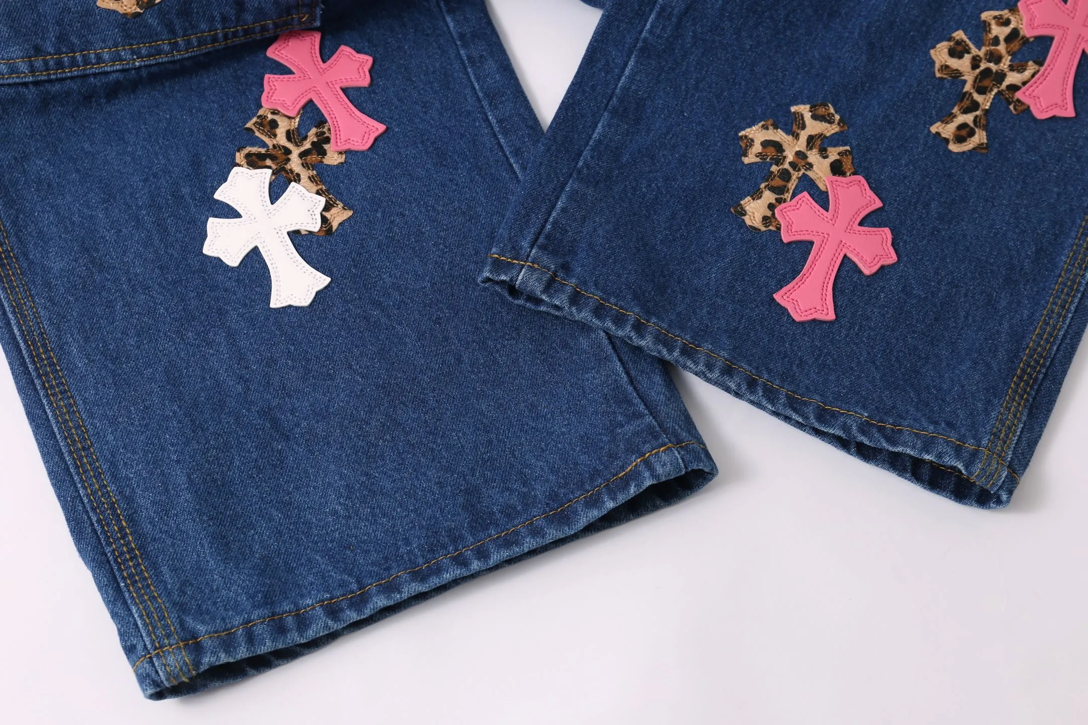 P280 Style number: H891 Croxin & 𝐂𝐡𝐫𝐨𝐦𝐞 𝐇𝐞𝐚𝐫𝐭 ss25 limited edition white pink leopard print and leather imitation wood trousers jeans. Styles with different washed textures are very friendly to people with thin legs. The slightly flared version perfectly modifies the leg shape. The timeless and moderate length makes it easy to match and match. It is the basis for various styles and is a must-have in your wardrobe! The fabric is stiff but also makes the upper body soft without losing texture. The washing process is even more perfect. It is a must-have item for everyone! ! ! Washed wheat, hang tag, pants label, three labels complete Color: blue Size: 28-30-32-34-36